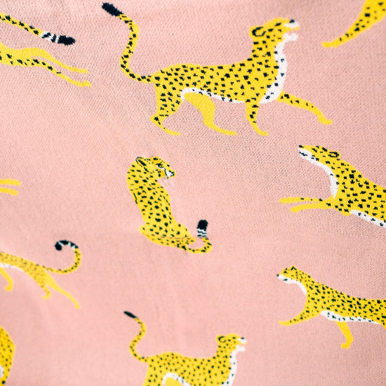Kuscheldecke / Tagesdecke - Gestrickte Gepard Pink 02