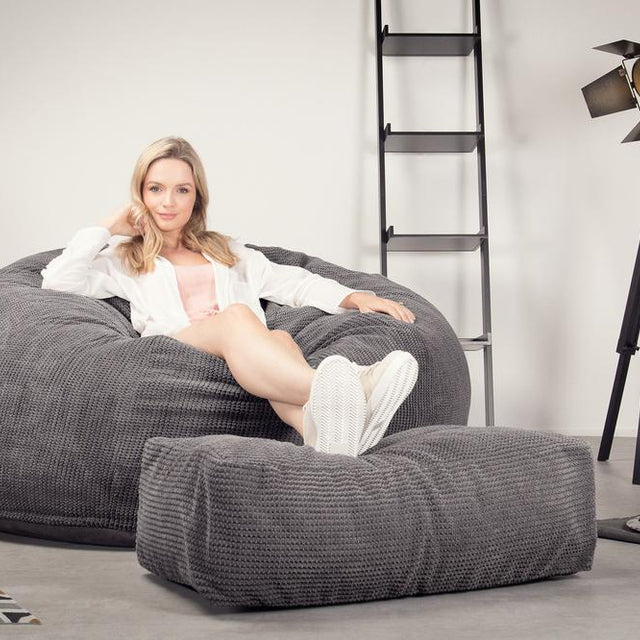 Lounge Pug, CloudSac 1010 XXL, Riesen Memory- Schaum XXL Sitzsacksofa, Schlafsofa, Pom-Pom Anthrazit