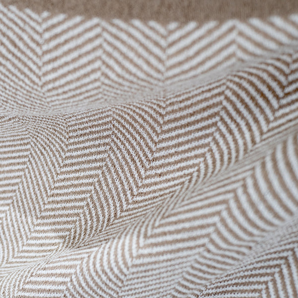 Kuscheldecke / Tagesdecke - Gestrickte Fischgrätenmuster Stein Fabric Close-up Image
