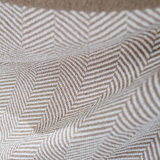 Kuscheldecke / Tagesdecke - Gestrickte Fischgrätenmuster Stein 04