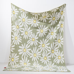Kuscheldecke / Tagesdecke - Gestrickte Blumenmotiv Mintgrün