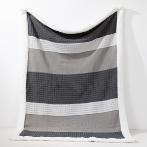 Kuscheldecke / Tagesdecke - Gestrickte Farbblock Grau