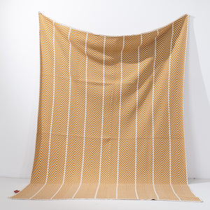 Kuscheldecke / Tagesdecke - Gestrickte Fischgrätenmuster Senf
