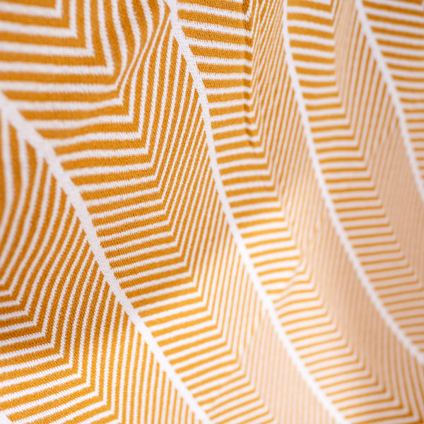 Kuscheldecke / Tagesdecke - Gestrickte Fischgrätenmuster Senf Fabric Close-up Image