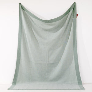 Kuscheldecke / Tagesdecke - Gestrickte Fischgrätenmuster Taubenblau