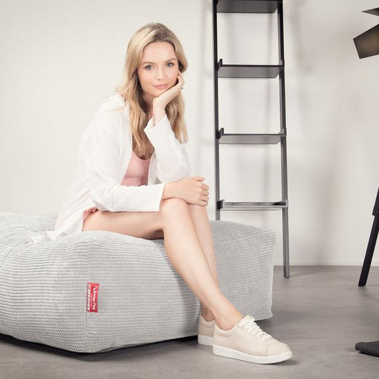 Lounge Pug, CloudSac 250, Memory-Schaum Ottomane Sitzbank Fußhocker, Sitzpouf, Pom-Pom Creme