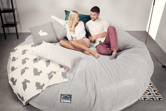 Lounge Pug, CloudSac 5000 XXXXXL, Gigantischer Memory-Schaum Sitzsacksofa, Schlafsofa, Pom-Pom Creme