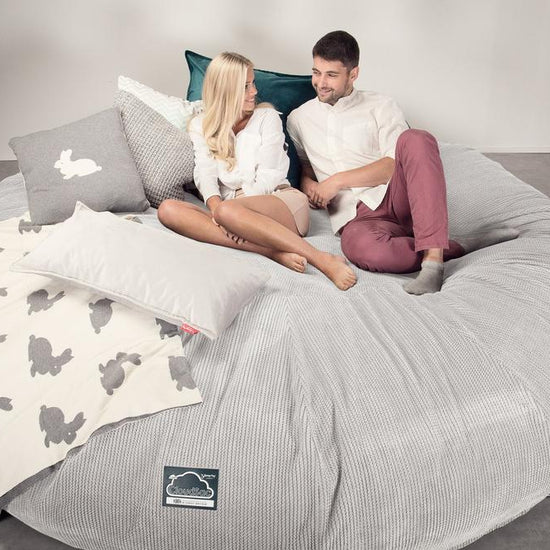 Lounge Pug, CloudSac 5000 XXXXXL, Gigantischer Memory-Schaum Sitzsacksofa, Schlafsofa, Pom-Pom Creme