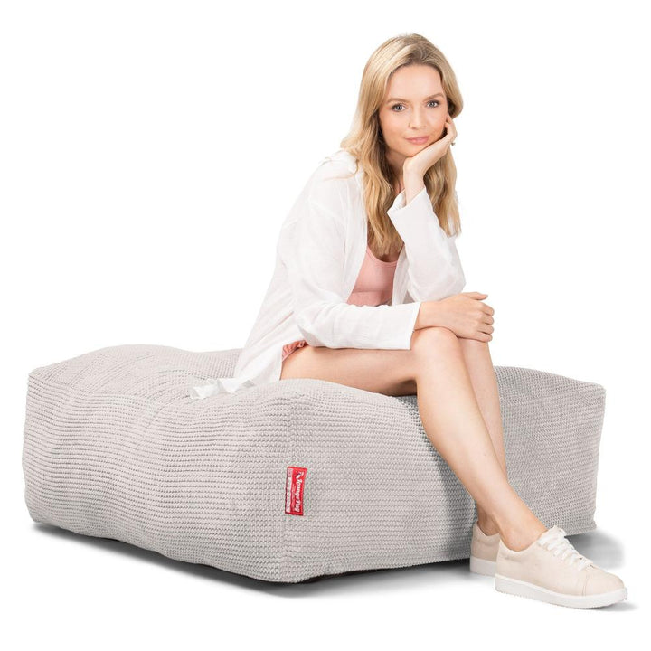 Lounge Pug, CloudSac 250, Memory-Schaum Ottomane Sitzbank Fußhocker, Sitzpouf, Pom-Pom Creme
