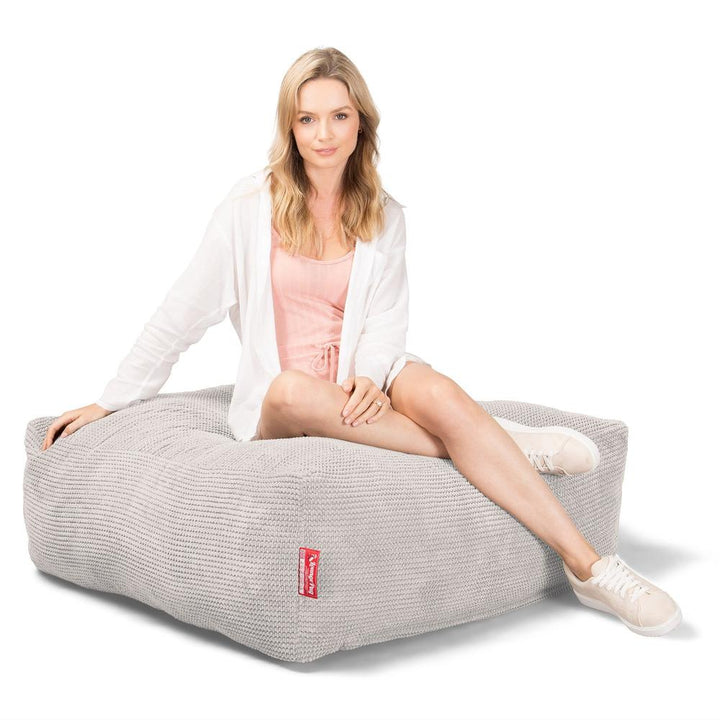 Lounge Pug, CloudSac 250, Memory-Schaum Ottomane Sitzbank Fußhocker, Sitzpouf, Pom-Pom Creme