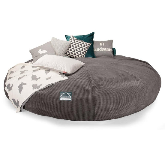 Lounge Pug, CloudSac 5000 XXXXXL, Gigantischer Memory-Schaum Sitzsacksofa, Schlafsofa, Pom-Pom Anthrazit