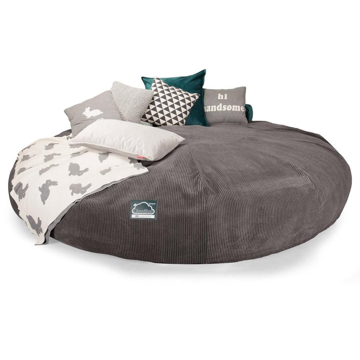 Lounge Pug, CloudSac 5000 XXXXXL, Gigantischer Memory-Schaum Sitzsacksofa, Schlafsofa, Pom-Pom Anthrazit