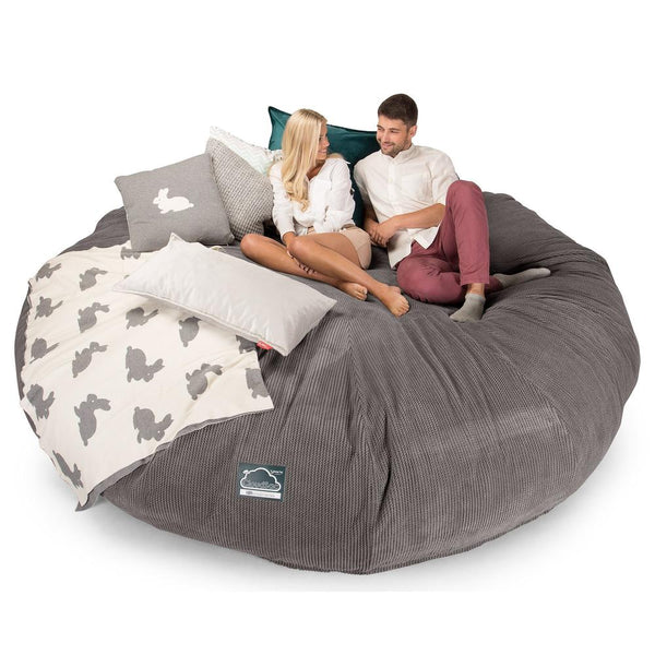 Lounge Pug, CloudSac 5000 XXXXXL, Gigantischer Memory-Schaum Sitzsacksofa, Schlafsofa, Pom-Pom Anthrazit