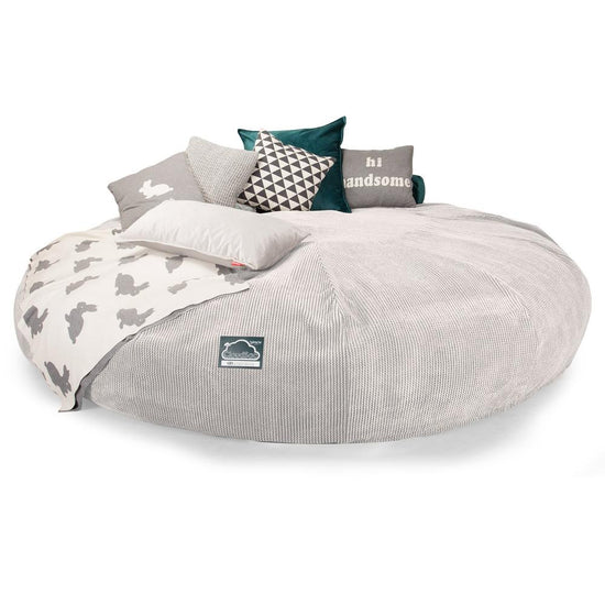 Lounge Pug, CloudSac 5000 XXXXXL, Gigantischer Memory-Schaum Sitzsacksofa, Schlafsofa, Pom-Pom Creme