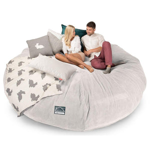 CloudSac 5000 XXXXXL Gigantischer Memory-Schaum Sitzsacksofa - Pom-Pom Creme