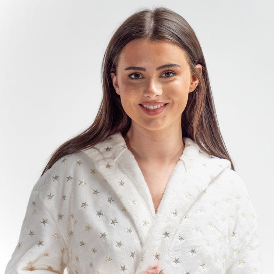 Damen Fleece-Bademantel mit Sternendruck in Creme und Gold 02